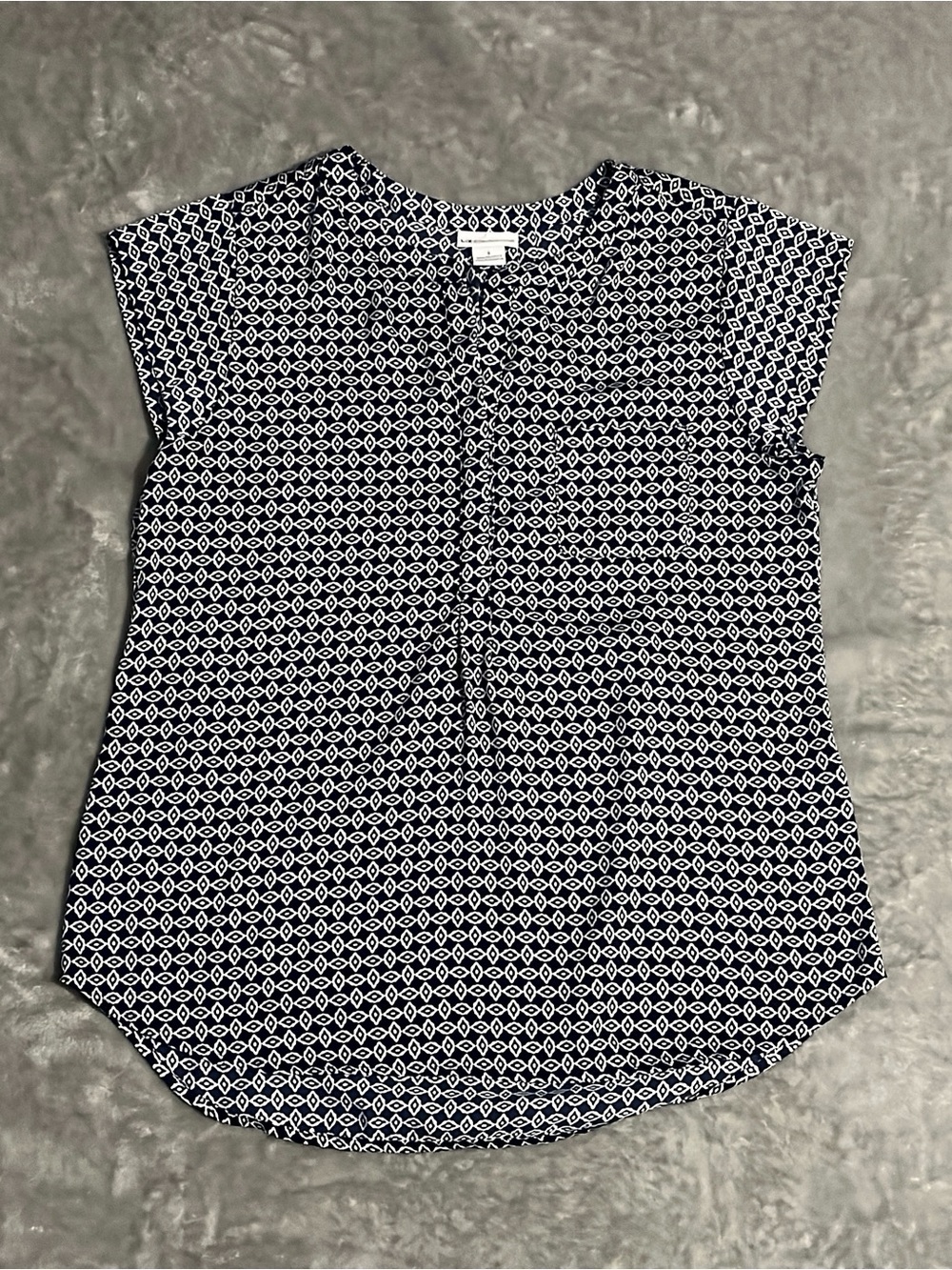 Liz Claiborne Womens Size Small Navy White Geometric Cap Sleeve Blouse Top Pocke